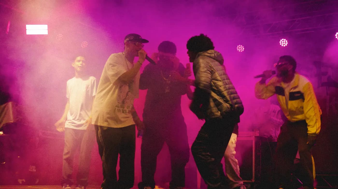 Show de rap em palco com iluminação de cena